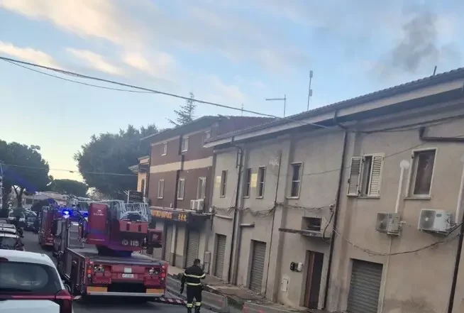 Due incendi nel giro di poche ore a Lamezia Terme 2 evaquate 4 famiglie per incendio Lamezia Terme e1765278331488