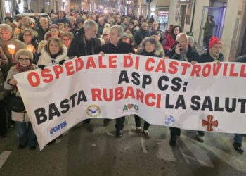 Fiaccolata a difesa dell’ospedale di Castrovillari. Il Comitato delle Associazioni: «In piazza per la difesa dei diritti»