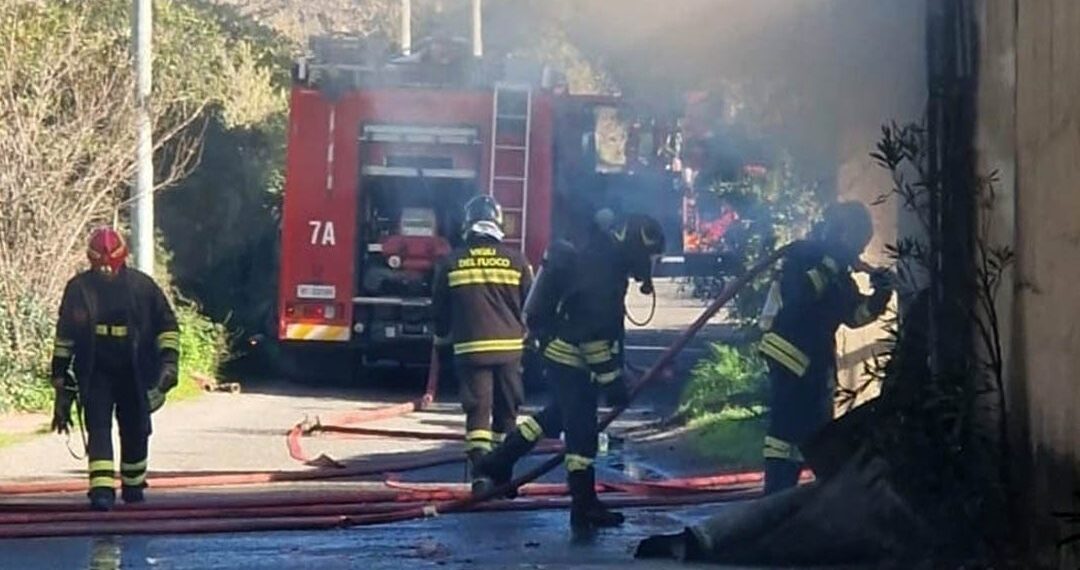 Maida, un incendio distrugge un capannone commerciale