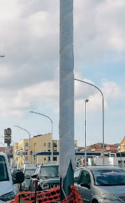 Lavori sui marciapiedi di viale Affaccio, l'assessore al ramo chiarisce, ma le polemiche non si placano. Anzi... 5 pali