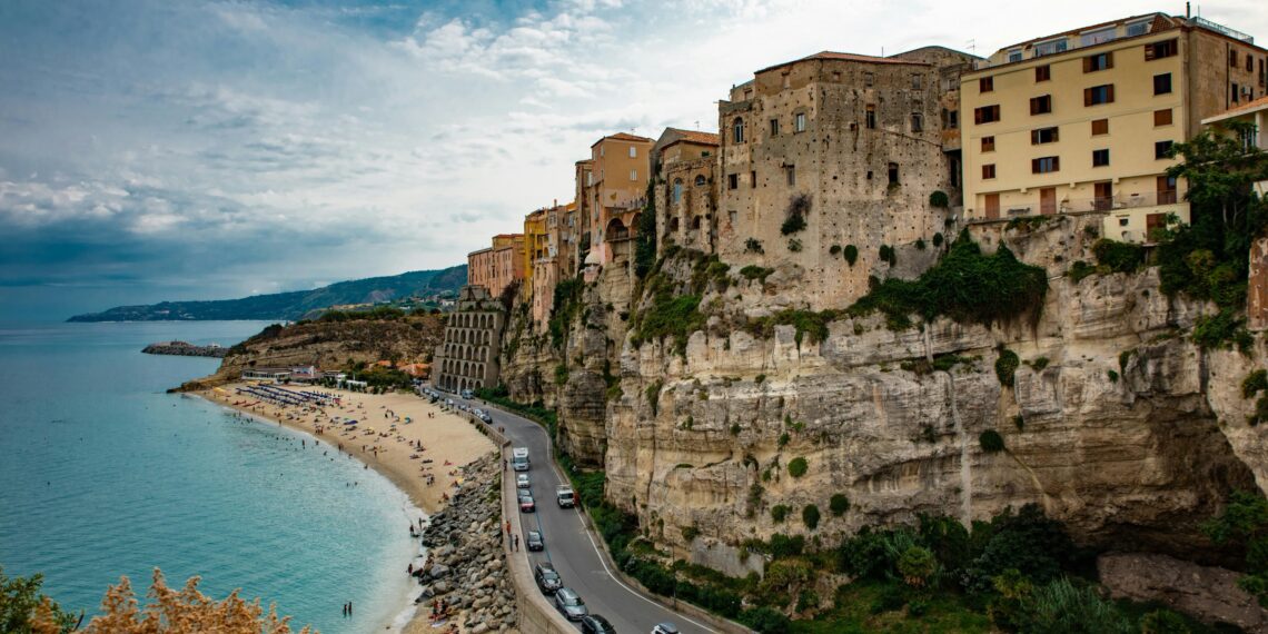 Tropea s'illumina per il Natale: la Perla del Tirreno si conferma destinazione autentica tutto l'anno 1 Tropea s’illumina per il Natale: la Perla del Tirreno si conferma destinazione autentica tutto l’anno