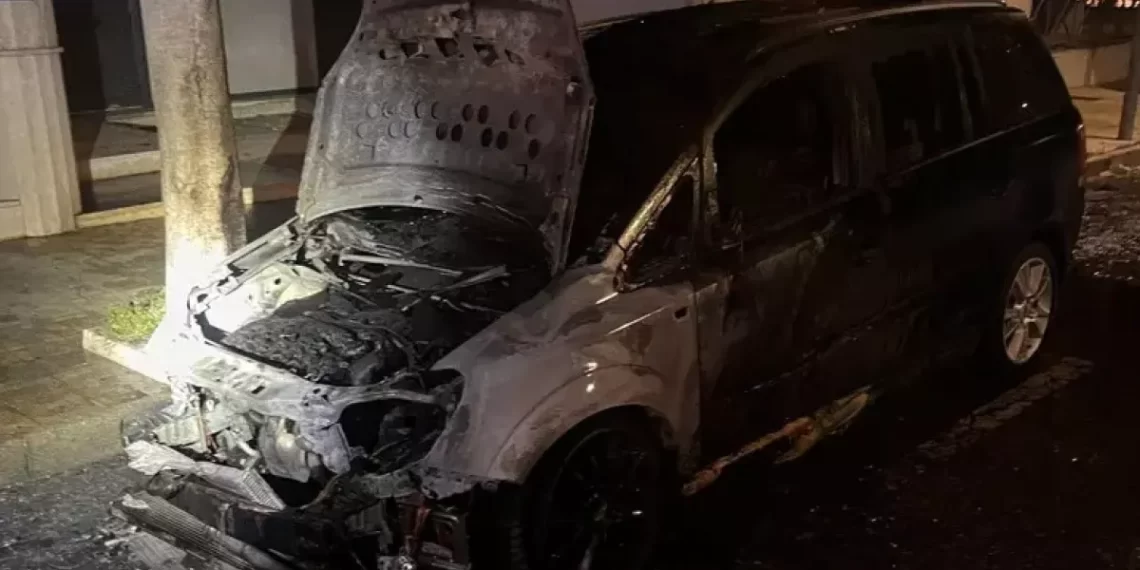L’auto di un tunisino va a fuoco nella notte