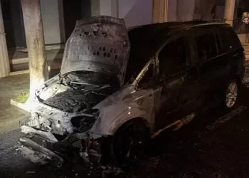 L’auto di un tunisino va a fuoco nella notte