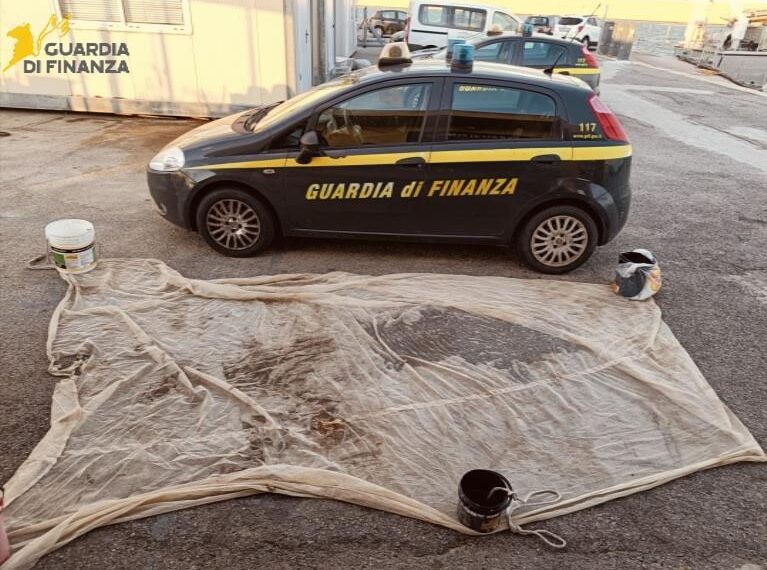 I finanzieri della Sezione Operativa Navale di Crotone hanno sequestrato circa 25 chili di novellame di sarda