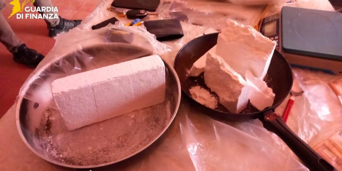 Cocaina e marijuana trovate dalla Guardia di Finanza a Cetraro (VIDEO) 1 Cocaina e marijuana trovate dalla Guardia di Finanza a Cetraro (VIDEO)