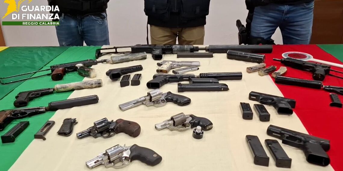 La Guardia di Finanza sequestra un deposito di armi nella piana di Gioia Tauro (VIDEO) 1 La Guardia di Finanza sequestra un deposito di armi nella piana di Gioia Tauro (VIDEO)