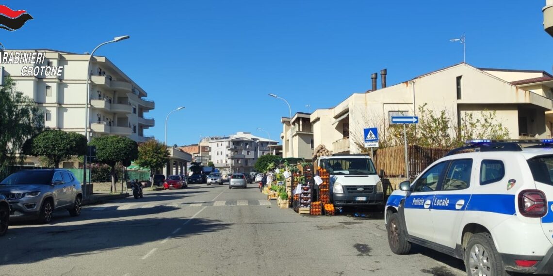 A Cirò Marina i Carabinieri e la Polizia Locale controllano gli ambulanti