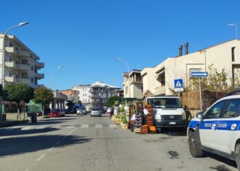 A Cirò Marina i Carabinieri e la Polizia Locale controllano gli ambulanti