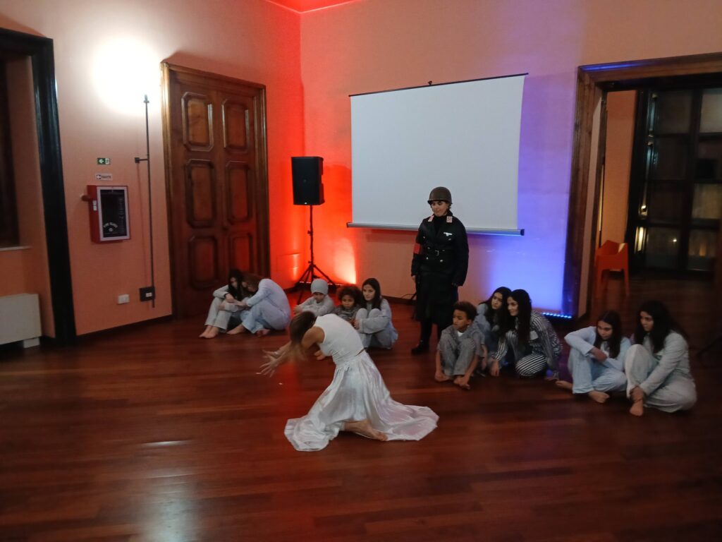 Vibo Valentia ha ricordato l’Olocausto tra arte, memoria e riflessioni sociologiche (VIDEO) 9 622459110 122163349388714009 1968852987549868297 n