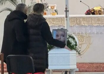 Un addio che spezza il fiato: l'ultimo saluto alla piccola Clara 9 Un addio che spezza il fiato: l’ultimo saluto alla piccola Clara