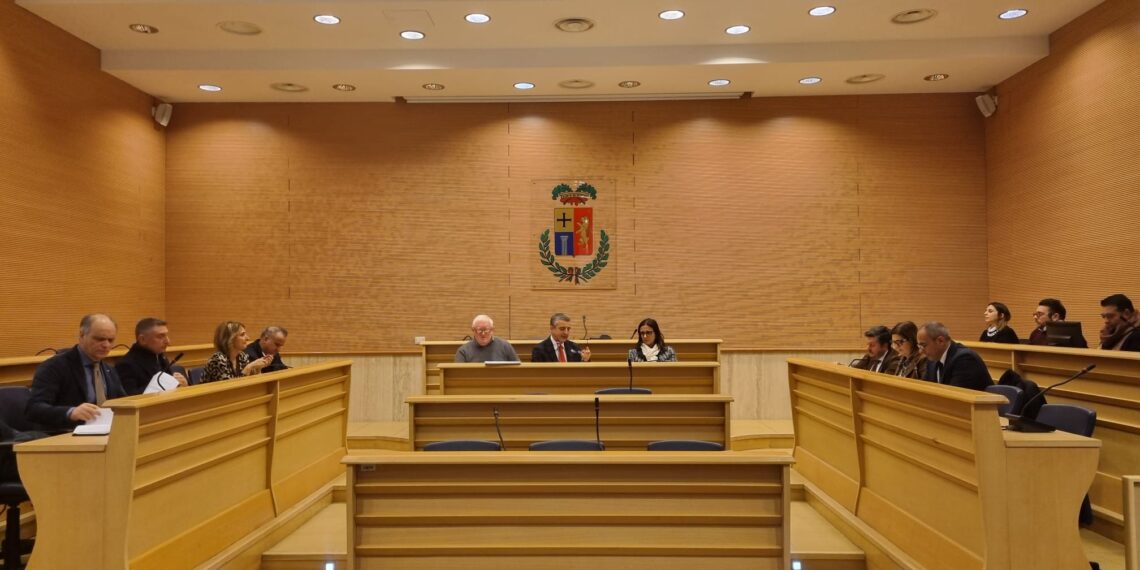 Consiglio provinciale, al via le commissioni. Poi, voto unanime sulla delocalizzazione dei depositi costieri 1 Consiglio provinciale, al via le commissioni. Poi, voto unanime sulla delocalizzazione dei depositi costieri