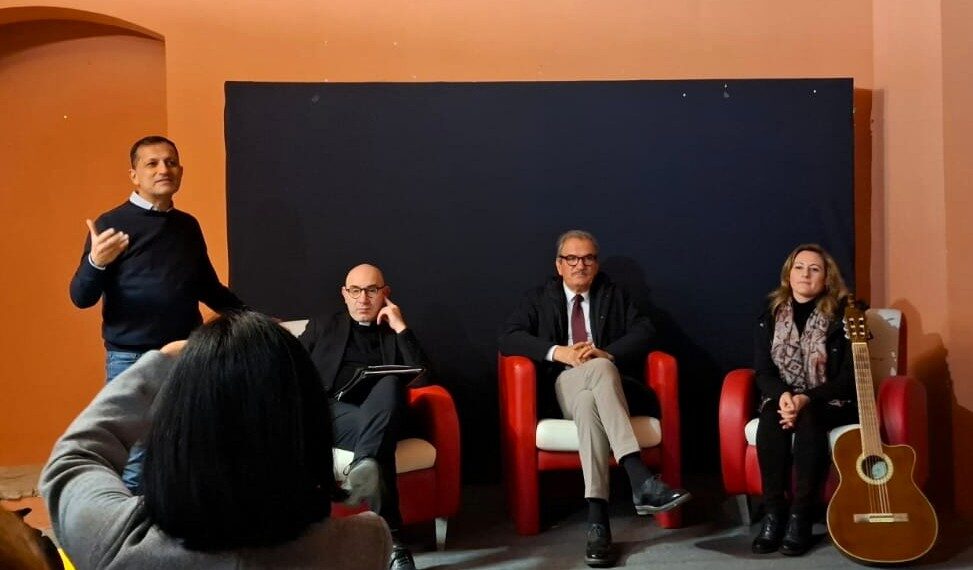 Vibo Valentia, si è conclusa la Via dei presepi, consegnati gli attestati ai presepisti 1 Vibo Valentia, si è conclusa la Via dei presepi, consegnati gli attestati ai presepisti