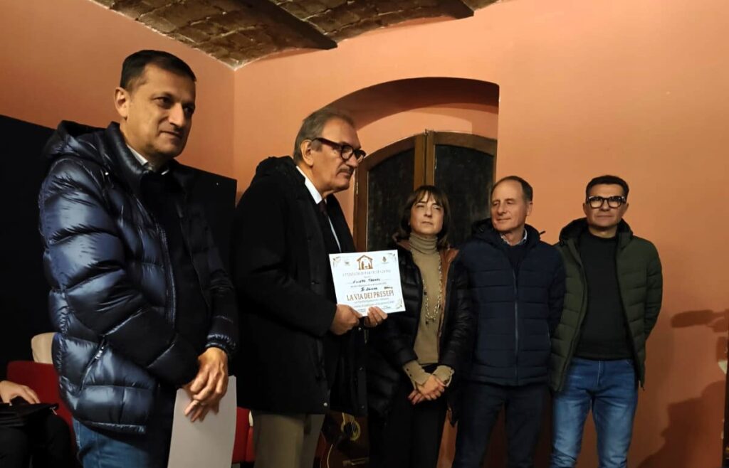 Vibo Valentia, si è conclusa la Via dei presepi, consegnati gli attestati ai presepisti 3 Via dei presepi consegna attestati 4