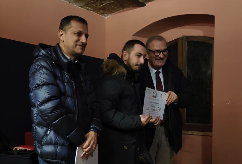 Vibo Valentia, si è conclusa la Via dei presepi, consegnati gli attestati ai presepisti 5 Via dei presepi consegna attestati 6