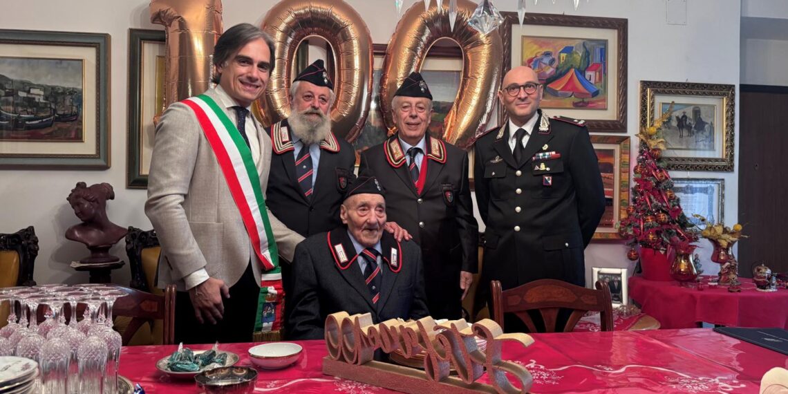 Un secolo di vita al servizio dei valori dell’Arma: il comandante provinciale dei Carabinieri rende omaggio al brigadiere centenario Stefano Arturo