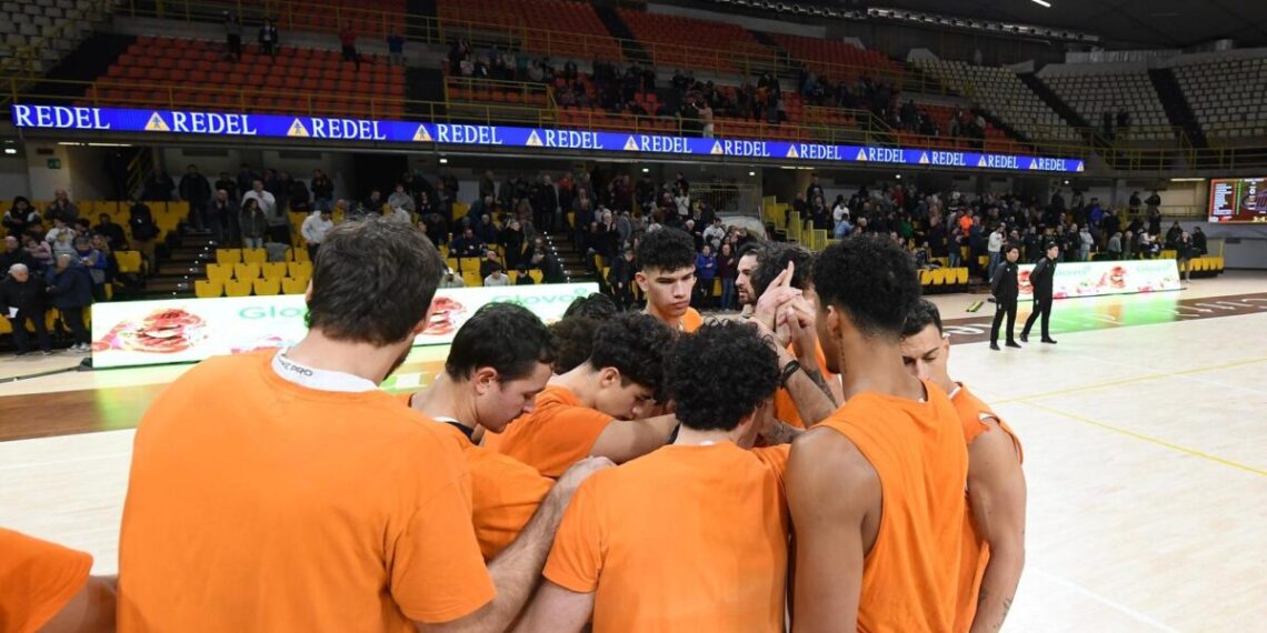 Basket: Redel, quinta vittoria consecutiva. Laganà guida la rimonta nel derby con Catanzaro: 78-69 (VIDEO)