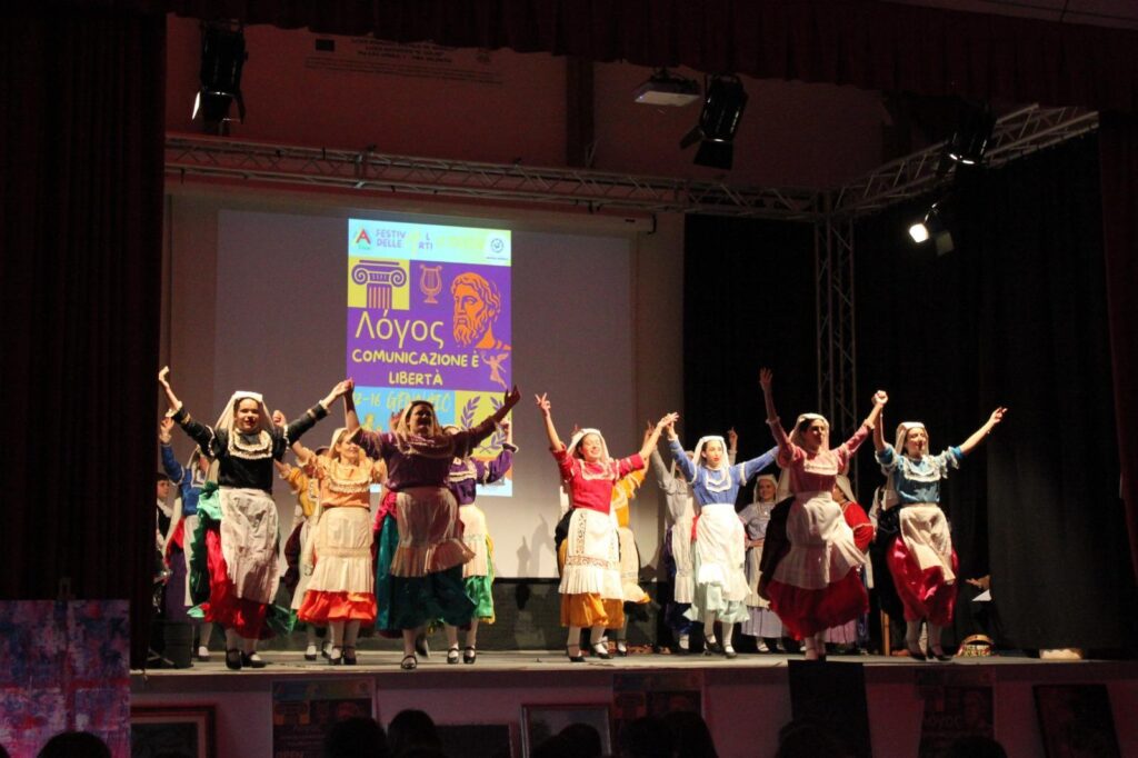 Tradizione, comunicazione e identità: il Gruppo Folk Città di Vibo Valentia al Festival delle Arti del Liceo “M. Morelli” 4 WhatsApp Image 2026 01 16 at 22.27.45