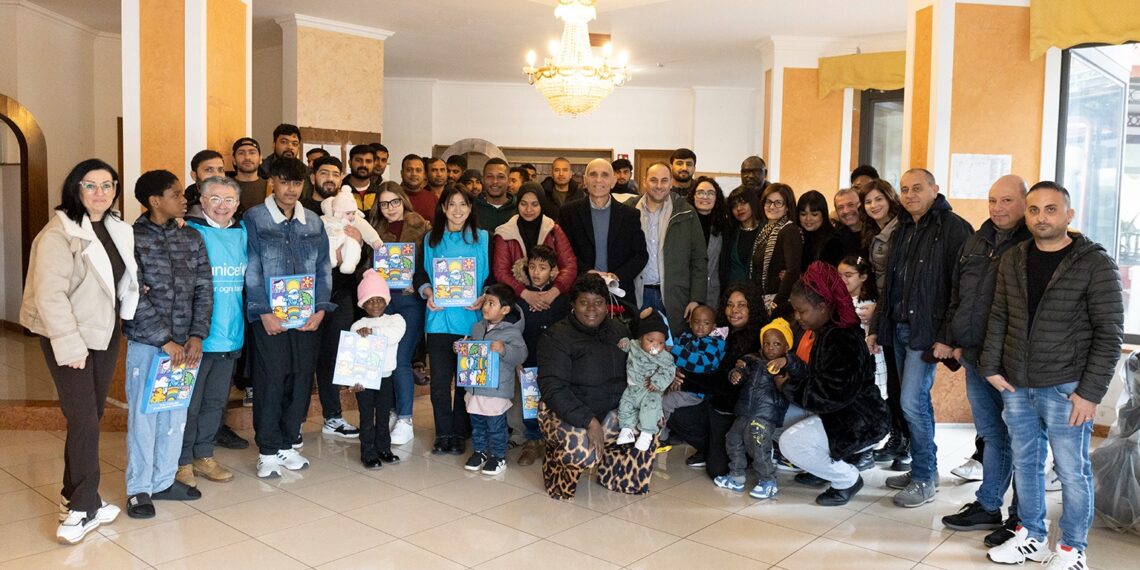 Il “Regalo sospeso” nella Pediatria dello Jazzolino e visita ai bambini ospiti del centro di accoglienza di Nicotera 1 Il “Regalo sospeso” nella Pediatria dello Jazzolino e visita ai bambini ospiti del centro di accoglienza di Nicotera