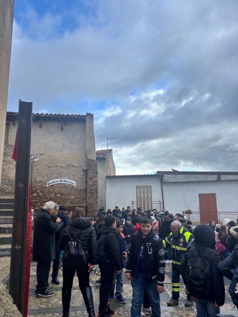 Nicotera ricorda i bambini vittime della shoah con una Stele della Memoria alla Giudecca (VIDEO) 4 WhatsApp Image 2026 01 28 at 12.43.29 1