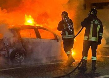 Vibonese sotto pressione: nuova escalation di intimidazioni, bruciate tre auto a Vena di Jonadi