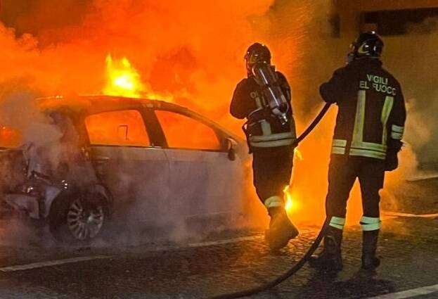 Vibonese sotto pressione: nuova escalation di intimidazioni, bruciate tre auto a Vena di Jonadi 1 Vibonese sotto pressione: nuova escalation di intimidazioni, bruciate tre auto a Vena di Jonadi