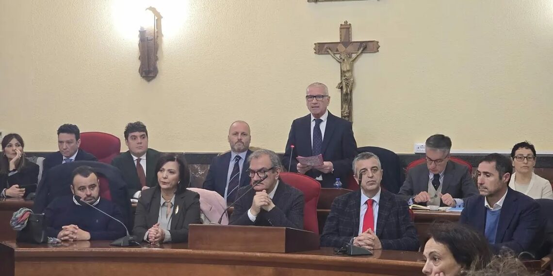 «Chi amministra non deve essere lasciato solo». Un messaggio forte del Consiglio comunale aperto (VIDEO) 1 «Chi amministra non deve essere lasciato solo». Un messaggio forte del Consiglio comunale aperto (VIDEO)