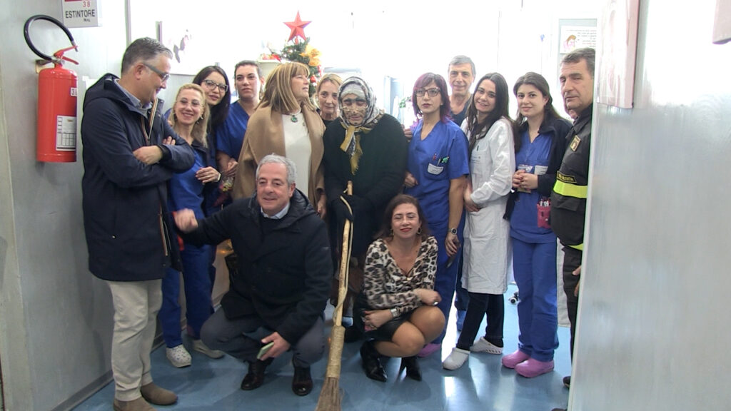 La Befana in Pediatria. Grazie ai Vigili del Fuoco ha portato i doni ai bimbi ricoverati allo Jazzolino (VIDEO) 2 da mettere su dvd.00 06 47 06411.Immagine1505 1