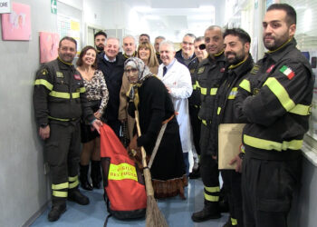 La Befana in Pediatria. Grazie ai Vigili del Fuoco ha portato i doni ai bimbi ricoverati allo Jazzolino (VIDEO)