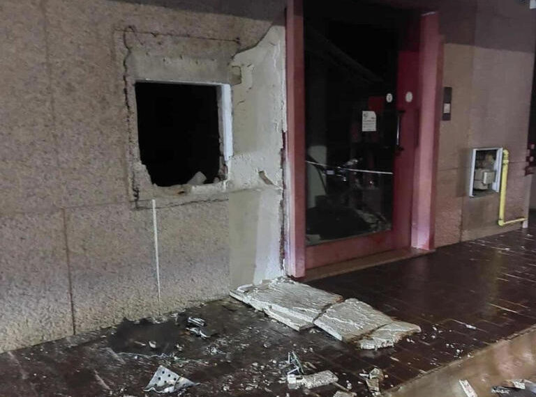 Assalto nella notte al bancomat della filiale del Monte dei Paschi di Decollatura 1 Assalto nella notte al bancomat della filiale del Monte dei Paschi di Decollatura