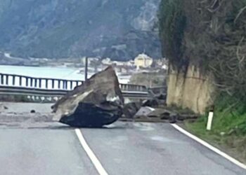 Maltempo in Calabria, grossa frana sulla SS18 tra Scilla e Bagnara. Arteria chiusa il traffico 4 Maltempo in Calabria, grossa frana sulla SS18 tra Scilla e Bagnara. Arteria chiusa il traffico