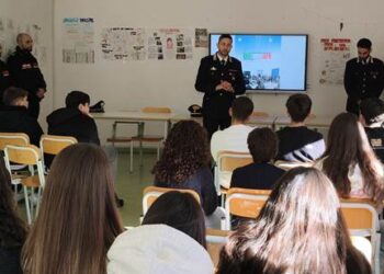 i Carabinieri in cattedra per la legalità con gli studenti della scuola media