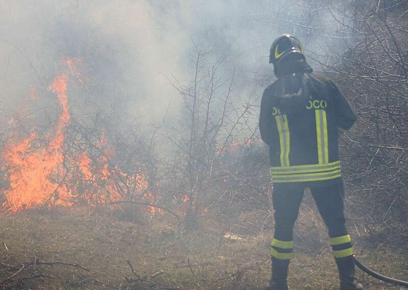 Appicca fuoco alle strepaglie causando un vasto incendio 1 Appicca fuoco alle strepaglie causando un vasto incendio