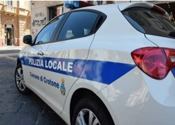 Un uomo si aggirava in piazza duomo minacciando tutti con un rasoio. Richiesto il TSO