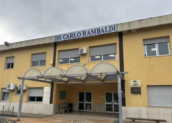 Colpi di pistola sparati contro pareti interne di una scuola a Lamezia Terme