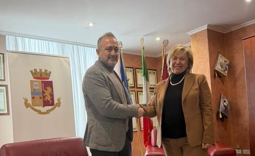 Va in pensione il Sostituto Commissario Coordinatore della Polizia di Stato Angela Vergallo. Il saluto del Questore 1 Va in pensione il Sostituto Commissario Coordinatore della Polizia di Stato Angela Vergallo. Il saluto del Questore