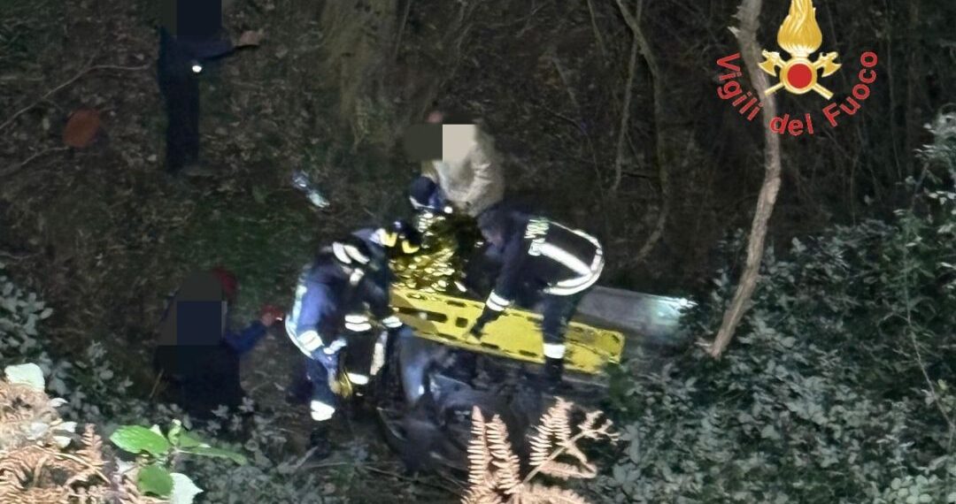 Donna finisce in un burrone alto 20 metri con l’auto