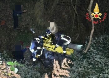 Donna finisce in un burrone alto 20 metri con l’auto