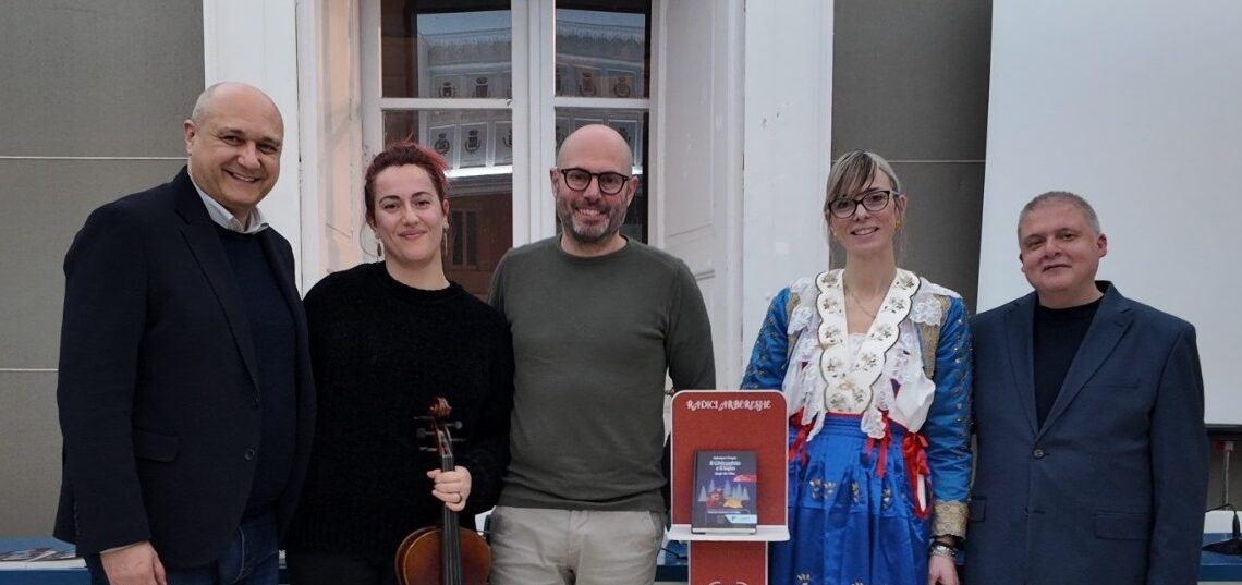 È partito da Cosenza il tour calabrese de "Il Ghiegghio e il lupo" 1 È partito da Cosenza il tour calabrese de “Il Ghiegghio e il lupo”