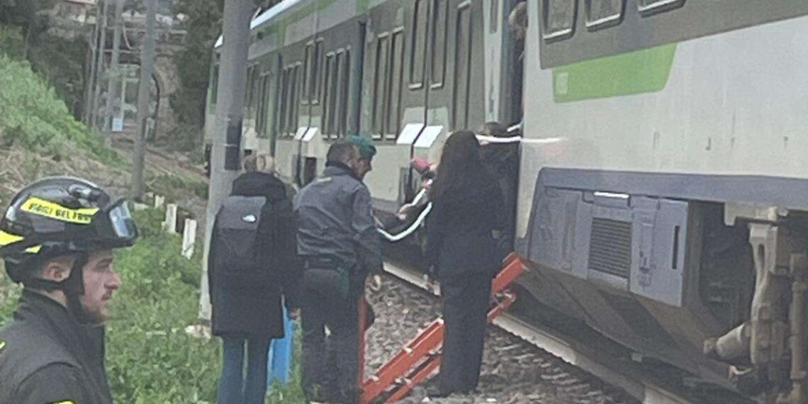 Maltempo in Calabria, treno Intercity bloccato nei pressi di Ricadi: l’intervento dei Vigili del Fuoco