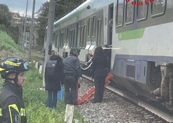 Maltempo in Calabria, treno Intercity bloccato nei pressi di Ricadi: l’intervento dei Vigili del Fuoco