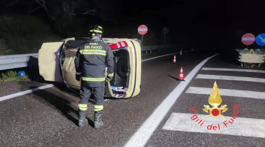 Un'auto si ribalta allo svincolo della SS 106 all'altezza di Copanello 1 Un’auto si ribalta allo svincolo della SS 106 all’altezza di Copanello