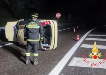 Un'auto si ribalta allo svincolo della SS 106 all'altezza di Copanello 4 Un’auto si ribalta allo svincolo della SS 106 all’altezza di Copanello