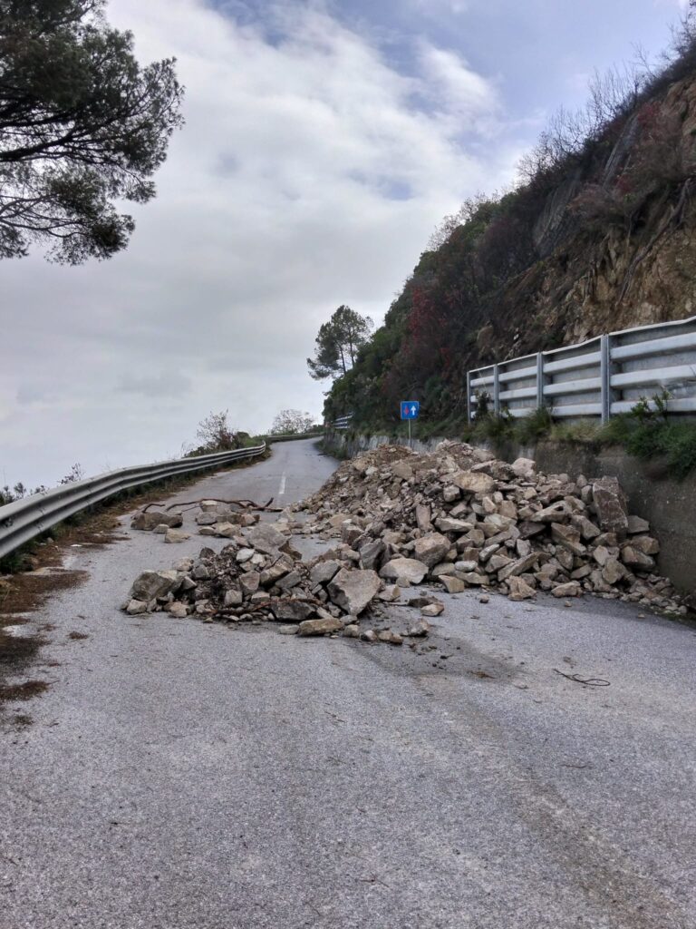 Frana lungo la Daffinacello Parghelia