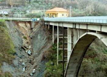 Cede il Ponte Corace lungo la SS 19 “Delle Calabrie”
