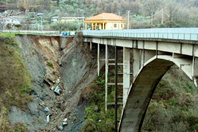 Cede il Ponte Corace lungo la SS 19 “Delle Calabrie” 1 Cede il Ponte Corace lungo la SS 19 “Delle Calabrie”