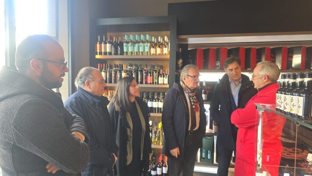 Istituzioni e mondo produttivo vibonese accanto alla Macelleria Chiarello, vittima di intimidazioni 4 WhatsApp Image 2026 02 16 at 10.37.25