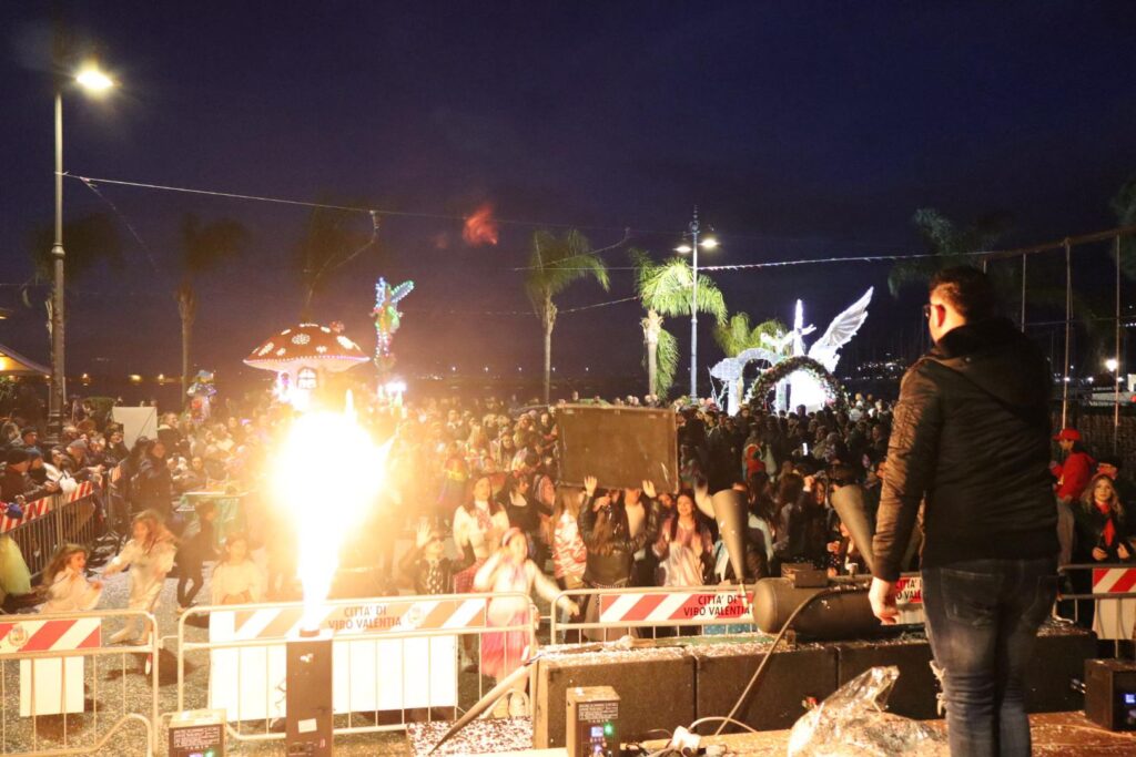 CarnevalMare 2026: carri, musica e migliaia di maschere chiudono un’edizione da record (VIDEO) 3 WhatsApp Image 2026 02 16 at 20.24.25