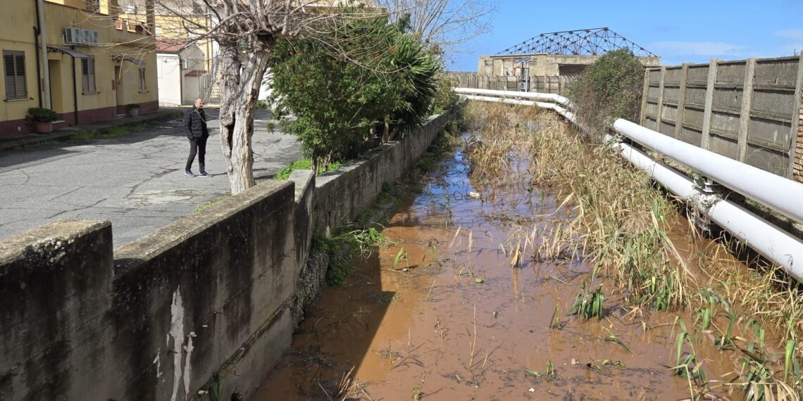 Vibo Marina, paura e tensione per i torrenti in piena. La preoccupazione cresce: nessun intervento visibile (VIDEO)