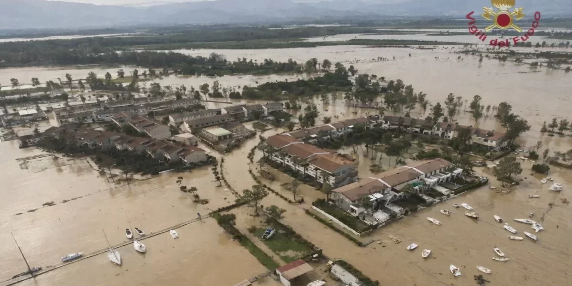 Esonda il Crati, terreni, strade, centri abitati invasi dall'acqua (VIDEO) 1 Esonda il Crati, terreni, strade, centri abitati invasi dall’acqua (VIDEO)
