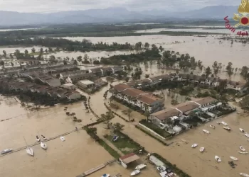 Esonda il Crati, terreni, strade, centri abitati invasi dall’acqua (VIDEO)